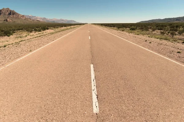 アルゼンチンのサンファン砂漠の距離にTarmac道路が消える — ストック写真