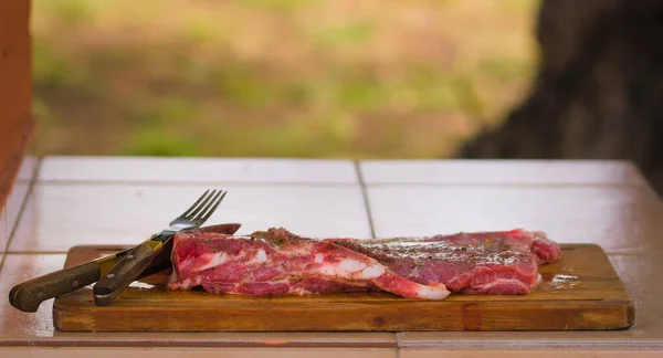 焼き上げる準備ができている生の赤肉の大片 典型的なアルゼンチン料理 Asado — ストック写真