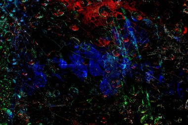 Uzay soyutlaması. Çok renkli küreler mavi ve kırmızı ışıklarla aydınlatılır ve siyah arka planda yer alırlar. 3 Boyutlu Hazırlama.