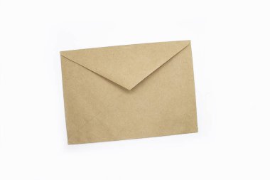 Beyaz arkaplanda Kraft kağıt zarfı.