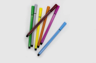 Beyaz arka planda renkli keçeli kalemler. Çizim için keçeli kalemler.