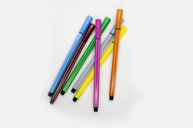 Beyaz arka planda renkli keçeli kalemler. Çizim için keçeli kalemler.