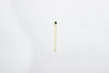 Beyaz arka planda birkaç eşleşme var. Eşleşen kibrit.