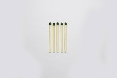 Beyaz arka planda birkaç eşleşme var. Eşleşen kibrit.