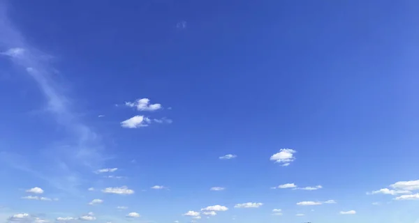 Ένας Καθαρός Ουρανός Μια Ηλιόλουστη Ανοιξιάτικη Μέρα Πρώτες Ζεστές Μέρες — Φωτογραφία Αρχείου