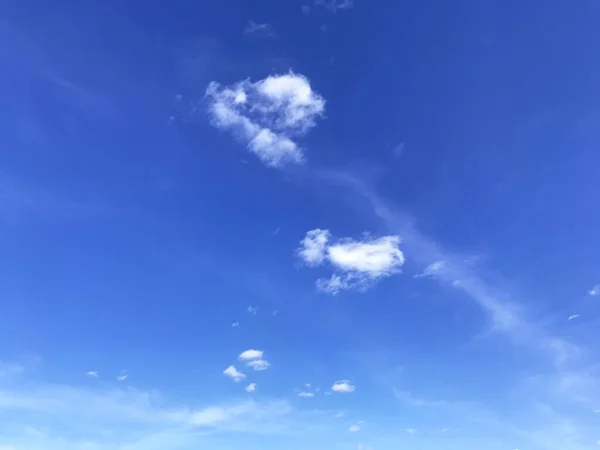 Ein Klarer Himmel Einem Sonnigen Frühlingstag Die Ersten Warmen Tage — Stockfoto