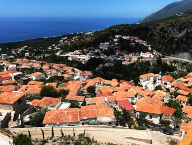 Arnavutluk 'un dağlarındaki sahil kasabası.                  