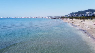 Arnavutluk 'ta Llogara geçidinin arkasındaki sahil, sahil ve İyon Denizi.                    