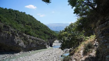 Arnavutluk 'un Permet bölgesindeki bir kanyonda yer alan bir termal kaynak görüntüsü.                      