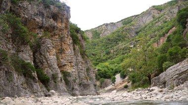 Arnavutluk 'un Permet bölgesindeki bir kanyonda yer alan bir termal kaynak görüntüsü.                      