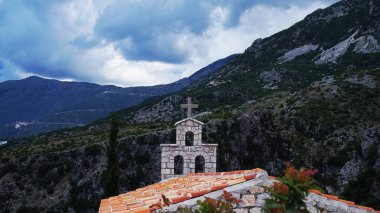 Şehirdeki deniz kıyısındaki dağlarda küçük bir kilise..                        