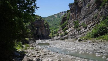 Arnavutluk 'un güneşli dağları. Yazın ortasında Avrupa doğası.                     