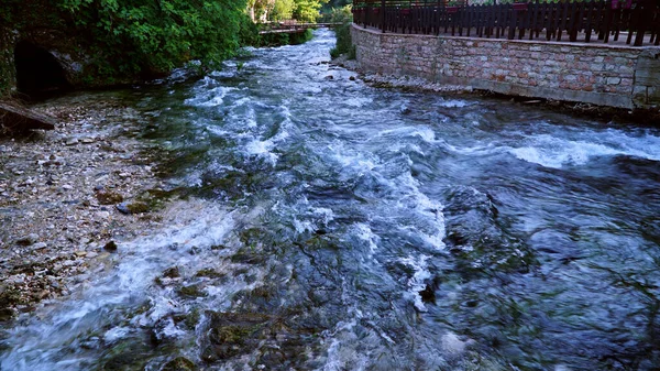アルバニアのブルーアイ保護区の山の川 — ストック写真
