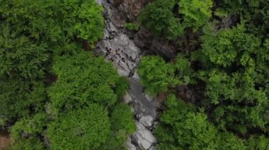 Tanınmayan bir grup insanın gökyüzünden görüntüsü canyoning 'e gitmeye hazır.