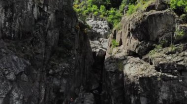 Fransa 'nın güneyindeki Ardeche vadisindeki dağ ve kanyonun yüksek kuş görünümüne geçiş yapan insanların insansız hava aracı görüntüsü