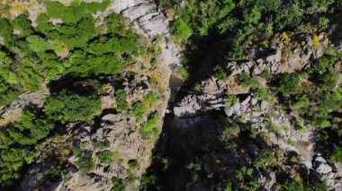 Kanyonun havadan görünüşü. Fransa 'daki Ardeche vadileri gökyüzünden görüldü. Fransa 'nın güneyindeki 
