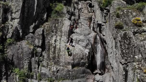 Pessoas Irreconhecíveis Raptar Enquanto Fazem Canyoning Dois Alpinistas Pendurados Cima — Vídeo de Stock