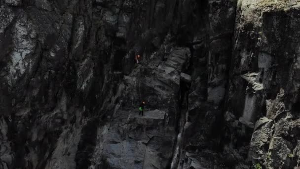 Безпілотний Погляд Людей Спантеличують Каштани Вид Повітря Водоспад Ардешська Ущелина — стокове відео