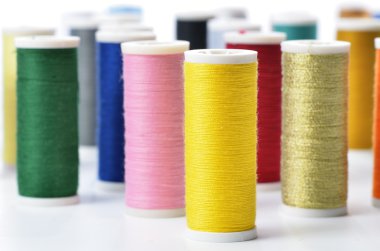 renkli dikiş ipliği