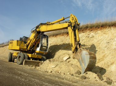 Tekerlekli yükleyici makine inşaat alanında çalışır.