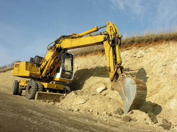 Tekerlekli yükleyici makine inşaat alanında çalışır.