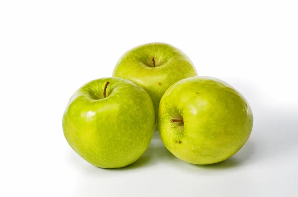 Manzana fresca aislada sobre fondo blanco — Foto de Stock