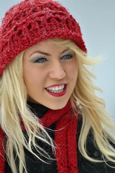 Kırmızı şapka ile gülümseyen genç kadın — Stok fotoğraf