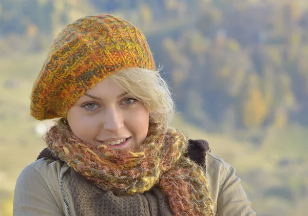 Giovane donna all'aperto in autunno — Foto Stock