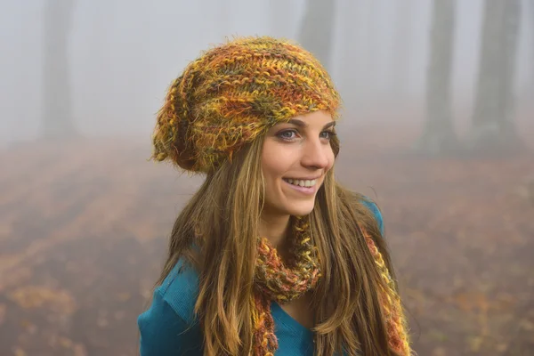 Young smiling woman outdoor in autumn — Stock Photo, Image