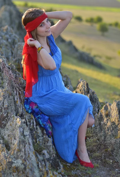 Jeune femme en plein air au coucher du soleil — Photo