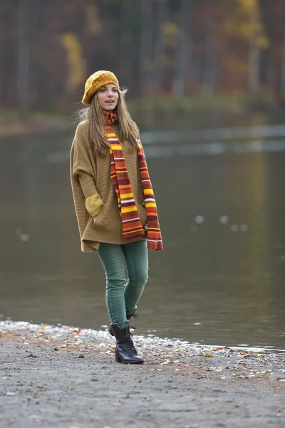 Jonge lachende vrouw buiten in de herfst — Stockfoto