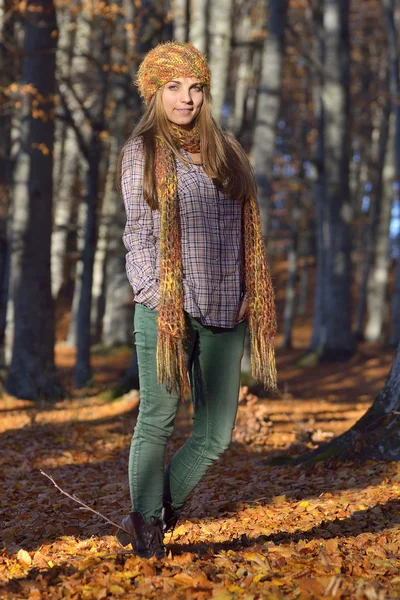 Giovane donna sorridente all'aperto in autunno — Foto Stock