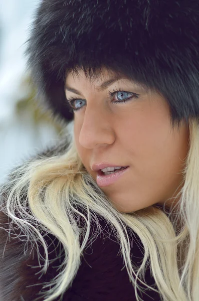 Portrait de femme souriante en plein air en hiver — Photo