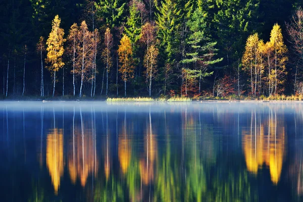 Herbstlandschaft in den Bergen — Stockfoto