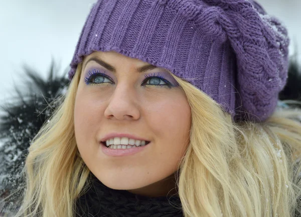 Jeune femme un chapeau violet — Photo