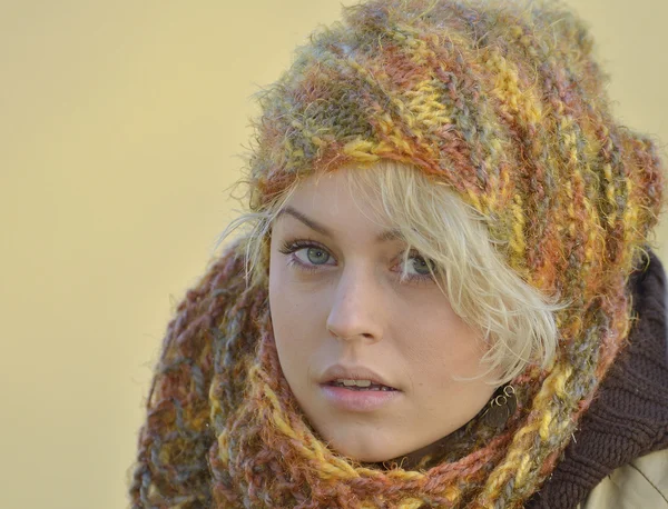 Jonge vrouw buiten in de herfst — Stockfoto