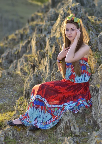 Jeune femme en plein air — Photo