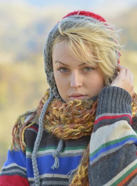 Young woman outdoor in autumn — Stock Photo, Image