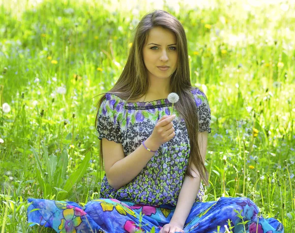 Joven hermosa mujer retrato al aire libre —  Fotos de Stock