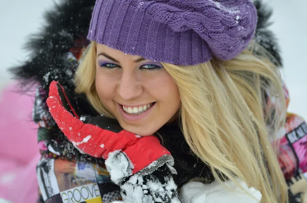 Young woman a purple hat — Stock Photo, Image