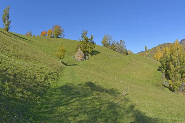 Herbstlandschaft in den Bergen — Stockfoto