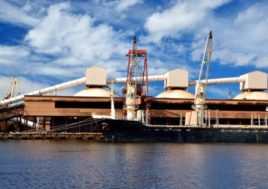 Kargo gemisi limanda yükleme. Ventspils terminal