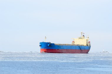 Kargo gemisi girerek bağlantı noktası