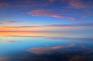 Baltık Denizi günbatımında açın