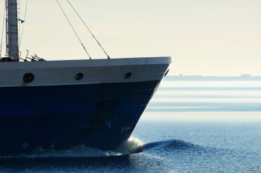 Kargo gemisinin yay ileri doğru