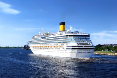 Port of riga bırakarak beyaz cruise liner