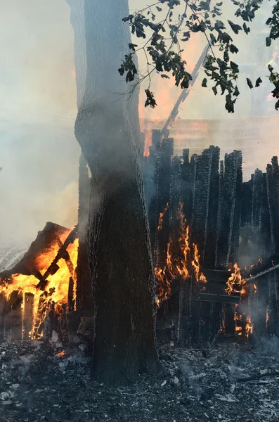 Brinnande trähus närbild — Stockfoto