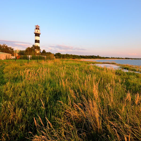 Ostseeküste mit Leuchtturm bei Sonnenuntergang. Riga, Lettland — Stockfoto