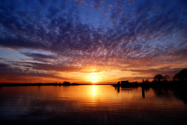 Kolorowy zachód słońca w brzegu — Zdjęcie stockowe