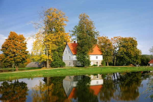 Casa sulla riva del lago in autunno. Sigulda, Lettonia — Foto Stock